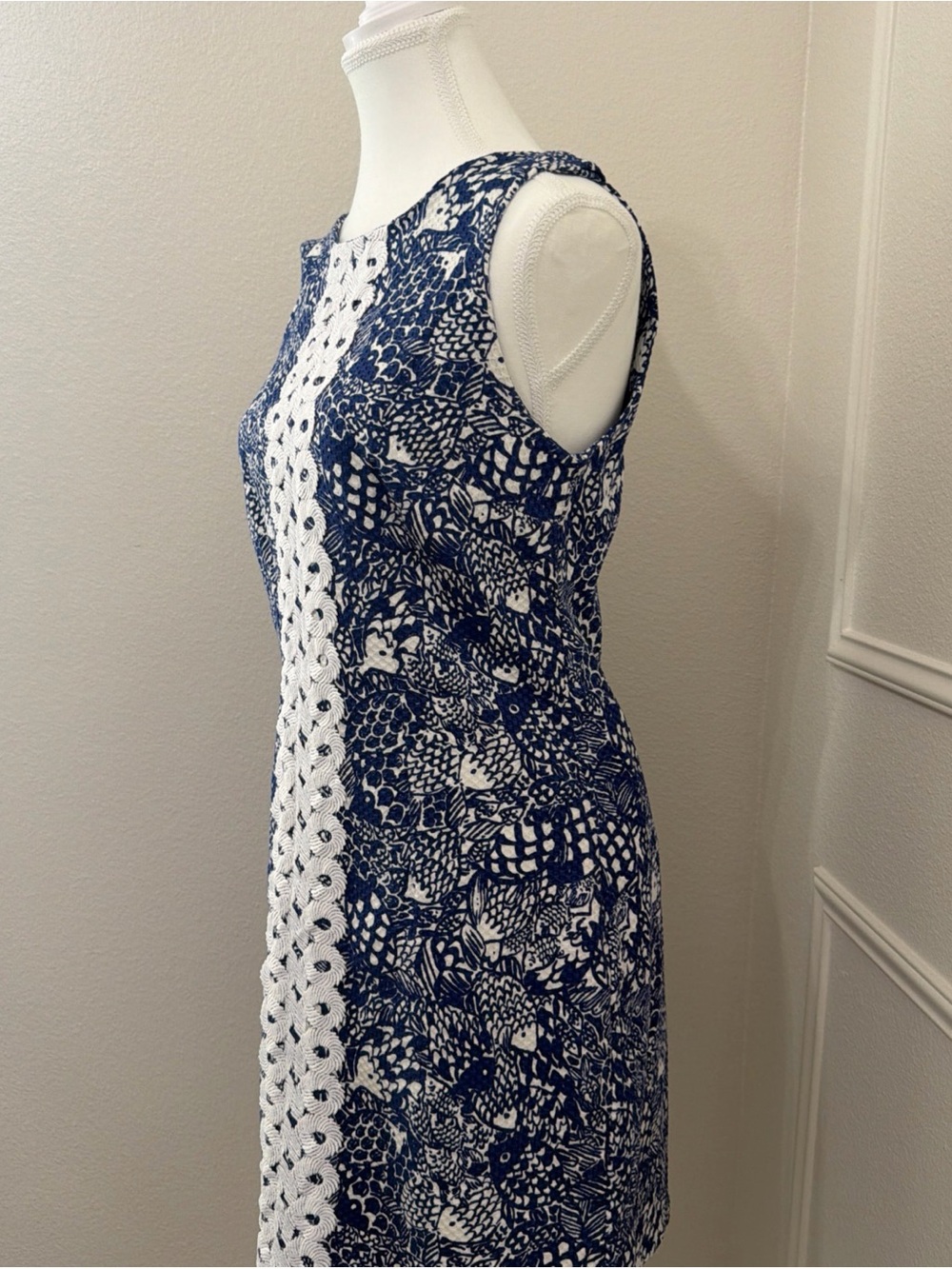 Lilly Pulitzer Mini blue/white fish print Dress✨Sz.8✨Embroidered - Picture 3 of 7